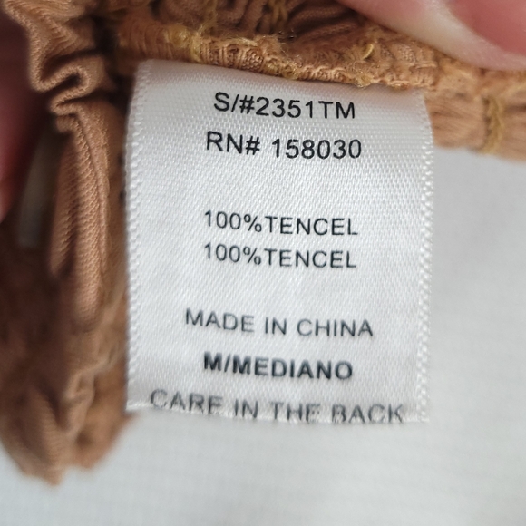 NWT Love Tree crop top with button-up design and puff sleeves. Size medium. - Picture 9 of 9